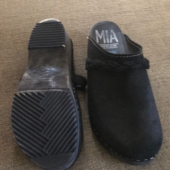 Mia Shoes - Mia clogs Sz 8 in Black suede